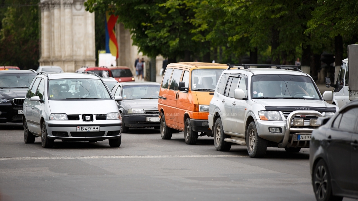 Tras pe dreapta şi verificat! Un şofer din Capitală a fost prins pe picior greşit (FOTO)