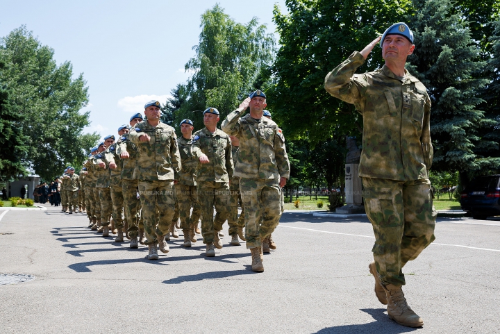 TE TREC FIORI! Militarii moldoveni, întâmpinaţi cu lacrimi în ochi şi îmbrăţişări de copil (FOTOREPORT)