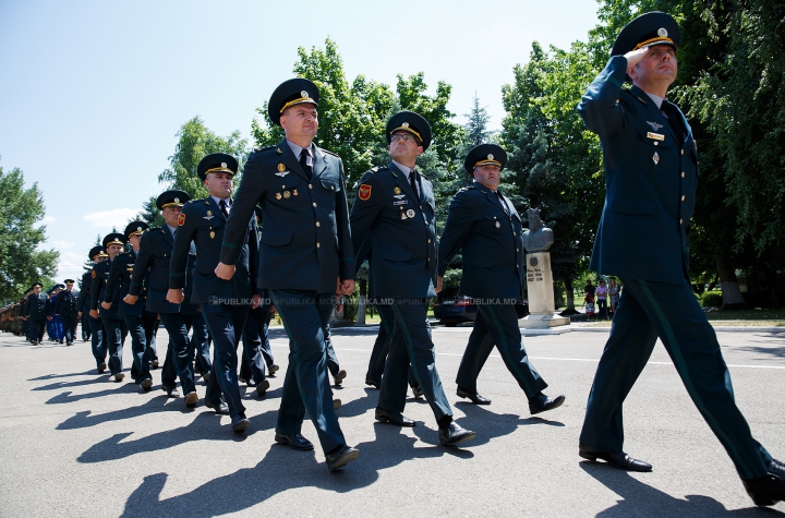 TE TREC FIORI! Militarii moldoveni, întâmpinaţi cu lacrimi în ochi şi îmbrăţişări de copil (FOTOREPORT)