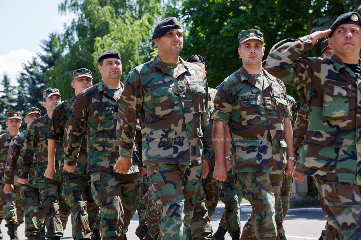 TE TREC FIORI! Militarii moldoveni, întâmpinaţi cu lacrimi în ochi şi îmbrăţişări de copil (FOTOREPORT)