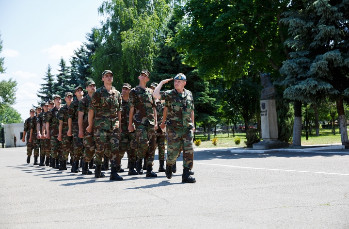 TE TREC FIORI! Militarii moldoveni, întâmpinaţi cu lacrimi în ochi şi îmbrăţişări de copil (FOTOREPORT)