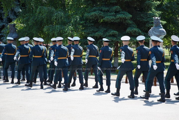 TE TREC FIORI! Militarii moldoveni, întâmpinaţi cu lacrimi în ochi şi îmbrăţişări de copil (FOTOREPORT)