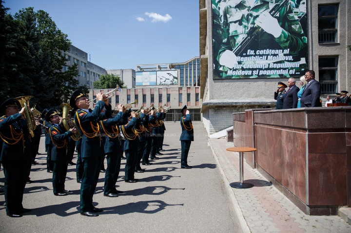 TE TREC FIORI! Militarii moldoveni, întâmpinaţi cu lacrimi în ochi şi îmbrăţişări de copil (FOTOREPORT)