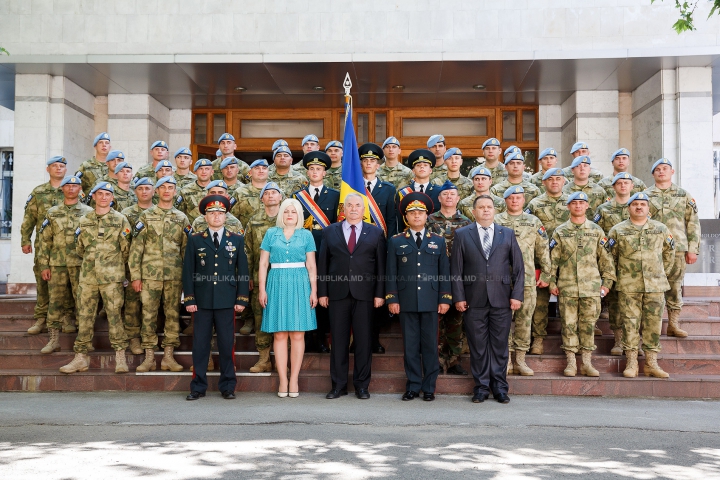 TE TREC FIORI! Militarii moldoveni, întâmpinaţi cu lacrimi în ochi şi îmbrăţişări de copil (FOTOREPORT)