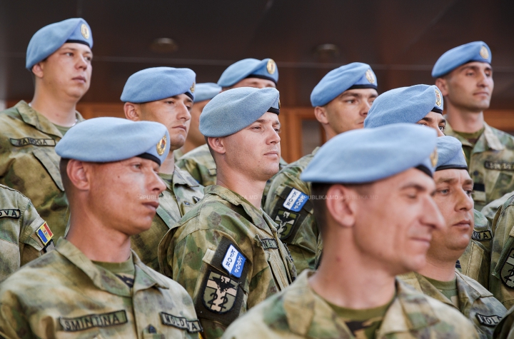 TE TREC FIORI! Militarii moldoveni, întâmpinaţi cu lacrimi în ochi şi îmbrăţişări de copil (FOTOREPORT)