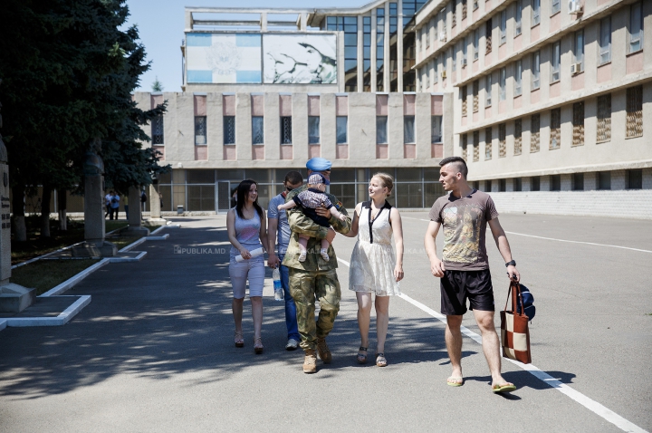 TE TREC FIORI! Militarii moldoveni, întâmpinaţi cu lacrimi în ochi şi îmbrăţişări de copil (FOTOREPORT)