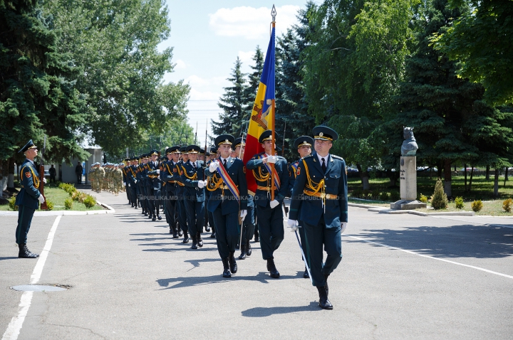 TE TREC FIORI! Militarii moldoveni, întâmpinaţi cu lacrimi în ochi şi îmbrăţişări de copil (FOTOREPORT)