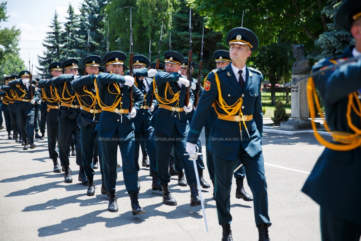 TE TREC FIORI! Militarii moldoveni, întâmpinaţi cu lacrimi în ochi şi îmbrăţişări de copil (FOTOREPORT)