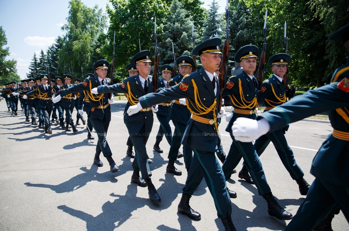 TE TREC FIORI! Militarii moldoveni, întâmpinaţi cu lacrimi în ochi şi îmbrăţişări de copil (FOTOREPORT)