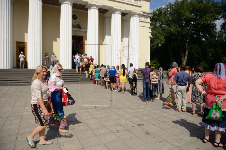 Rugăciuni, răbdare şi smerenie. Sute de credincioşi vin să se închine Sfintei Matrona (FOTOREPORT)