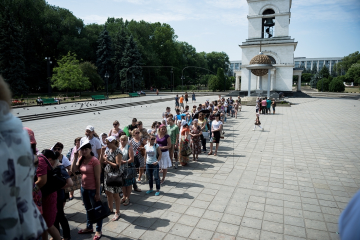 Rugăciuni, răbdare şi smerenie. Sute de credincioşi vin să se închine Sfintei Matrona (FOTOREPORT)