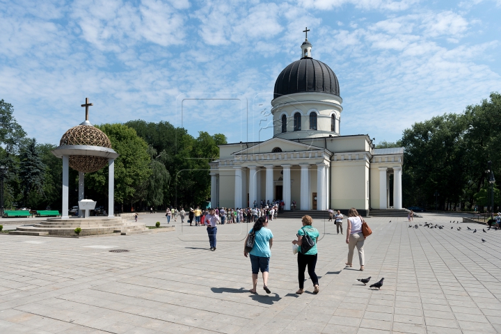 Rugăciuni, răbdare şi smerenie. Sute de credincioşi vin să se închine Sfintei Matrona (FOTOREPORT)