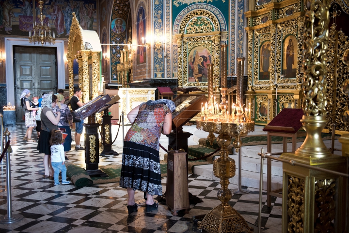 Rugăciuni, răbdare şi smerenie. Sute de credincioşi vin să se închine Sfintei Matrona (FOTOREPORT)