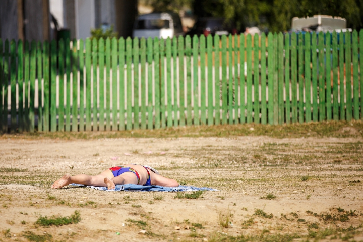 ZILE DE FOC ÎN MOLDOVA! Cum îşi petrec oamenii timpul pe plajele însorite din Capitală (FOTOREPORT)