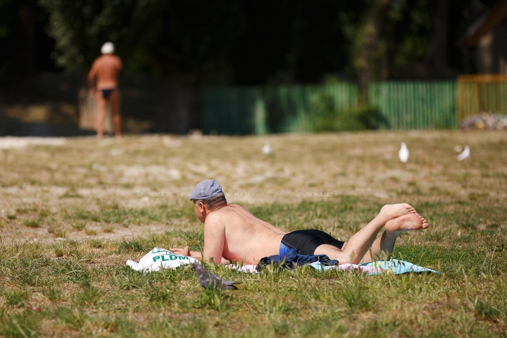 ZILE DE FOC ÎN MOLDOVA! Cum îşi petrec oamenii timpul pe plajele însorite din Capitală (FOTOREPORT)