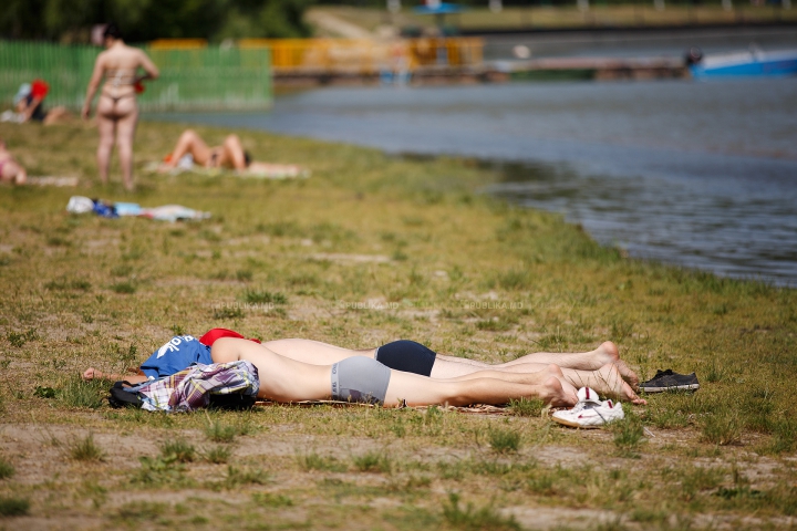 ZILE DE FOC ÎN MOLDOVA! Cum îşi petrec oamenii timpul pe plajele însorite din Capitală (FOTOREPORT)