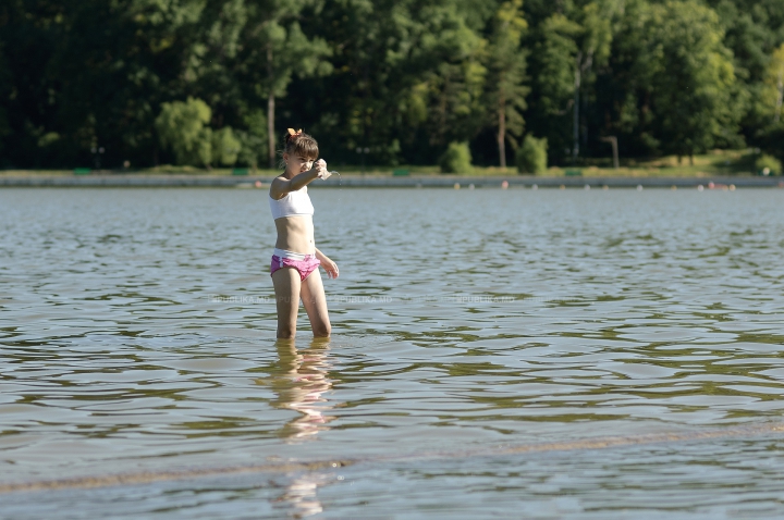 ZILE DE FOC ÎN MOLDOVA! Cum îşi petrec oamenii timpul pe plajele însorite din Capitală (FOTOREPORT)