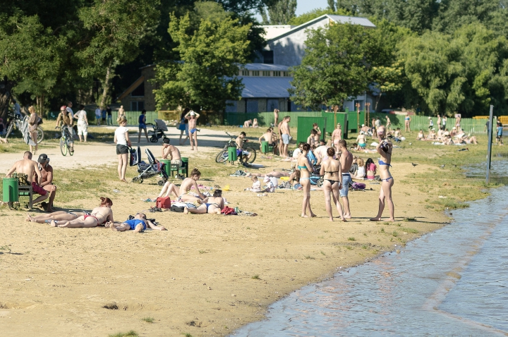 ZILE DE FOC ÎN MOLDOVA! Cum îşi petrec oamenii timpul pe plajele însorite din Capitală (FOTOREPORT)