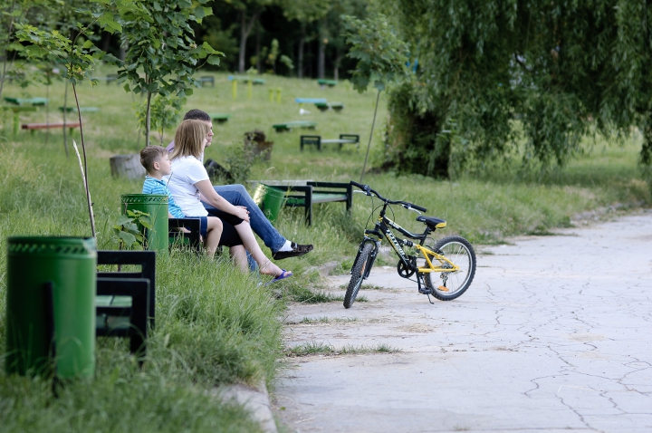 ZILE DE FOC ÎN MOLDOVA! Cum îşi petrec oamenii timpul pe plajele însorite din Capitală (FOTOREPORT)