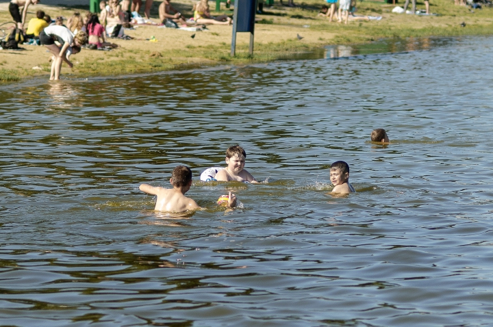 ZILE DE FOC ÎN MOLDOVA! Cum îşi petrec oamenii timpul pe plajele însorite din Capitală (FOTOREPORT)