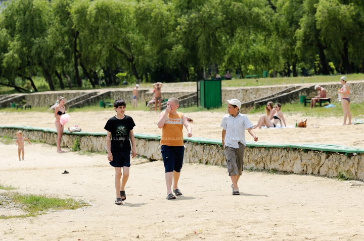 ZILE DE FOC ÎN MOLDOVA! Cum îşi petrec oamenii timpul pe plajele însorite din Capitală (FOTOREPORT)