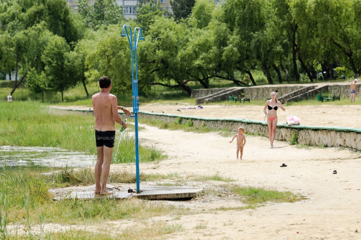 ZILE DE FOC ÎN MOLDOVA! Cum îşi petrec oamenii timpul pe plajele însorite din Capitală (FOTOREPORT)