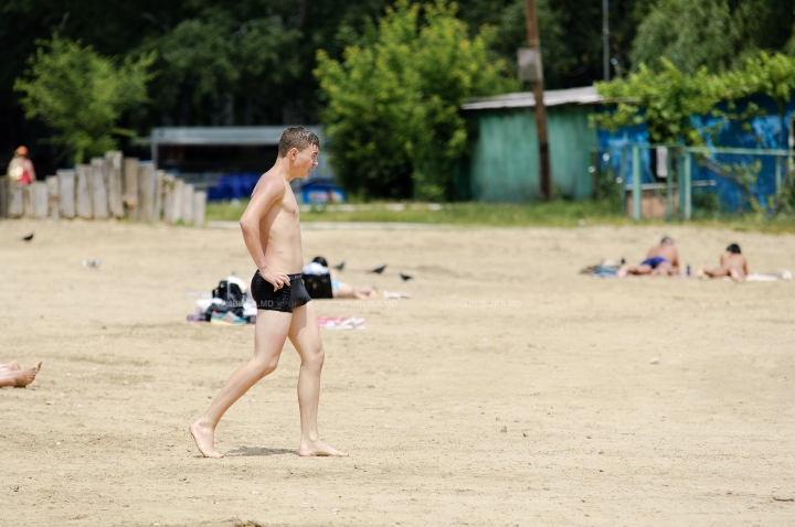 ZILE DE FOC ÎN MOLDOVA! Cum îşi petrec oamenii timpul pe plajele însorite din Capitală (FOTOREPORT)