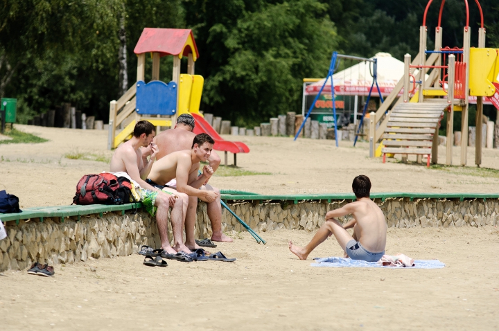 ZILE DE FOC ÎN MOLDOVA! Cum îşi petrec oamenii timpul pe plajele însorite din Capitală (FOTOREPORT)