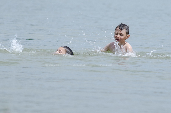 ZILE DE FOC ÎN MOLDOVA! Cum îşi petrec oamenii timpul pe plajele însorite din Capitală (FOTOREPORT)