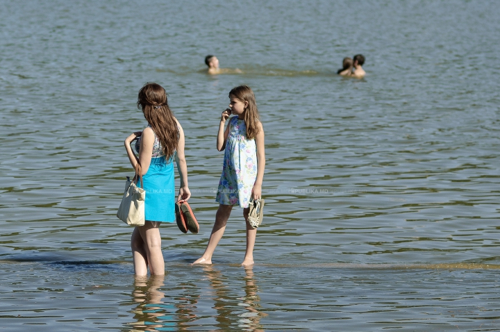 ZILE DE FOC ÎN MOLDOVA! Cum îşi petrec oamenii timpul pe plajele însorite din Capitală (FOTOREPORT)