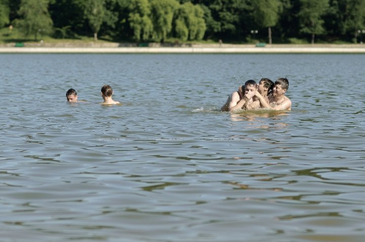 ZILE DE FOC ÎN MOLDOVA! Cum îşi petrec oamenii timpul pe plajele însorite din Capitală (FOTOREPORT)