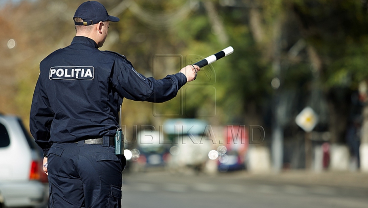 Poliţiştii i-au descoperit afacerea. De unde venea şi ce ascundea în automobil un şofer (FOTO)