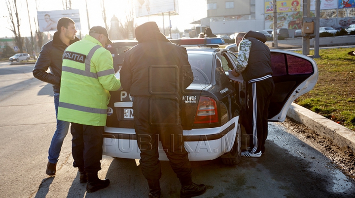 Doi bărbaţi, surprinşi bătându-se în stradă! Poliţiştii au aflat motivul şocant al încăierării