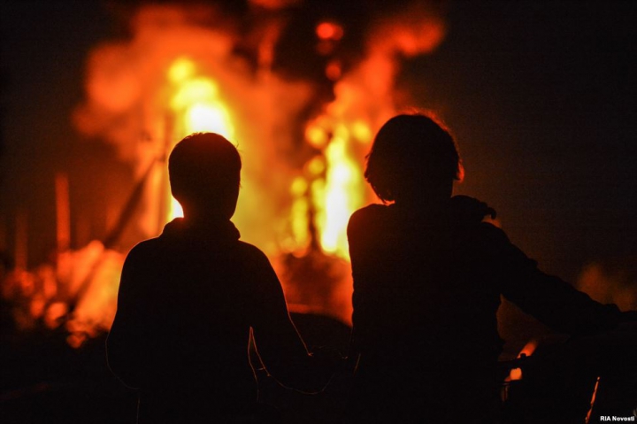 IADUL PE PĂMÂNT! Imagini apocaliptice de la incendiul depozitului petrolier din Ucraina (FOTOREPORT)