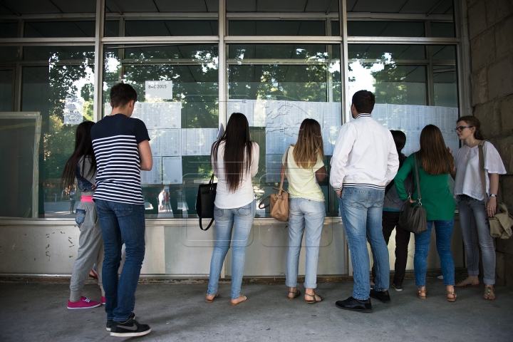 EMOȚII MARI pentru absolvenții de liceu! Cum au reacționat când și-au văzut rezultatele la BAC (FOTO/VIDEO)