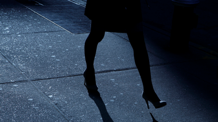 STRIGĂTE în plină noapte! O femeie a avut noroc de un echipaj de patrulare al poliţiei