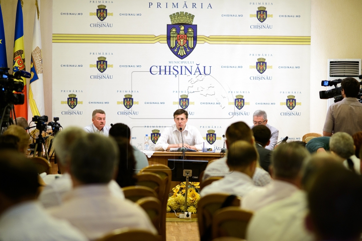 ATMOSFERĂ DE NEDESCRIS la Primăria Capitalei! Dorin Chirtoacă, întâmpinat cu aplauze, flori şi pupici (VIDEO/FOTO)