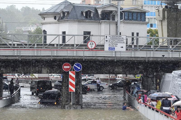 POTOP în Soci! Puhoaiele nu au avut milă de oraş, oameni şi bunurile lor (FOTOREPORT)