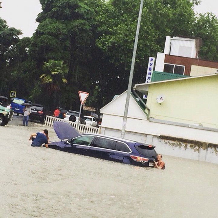 POTOP în Soci! Puhoaiele nu au avut milă de oraş, oameni şi bunurile lor (FOTOREPORT)