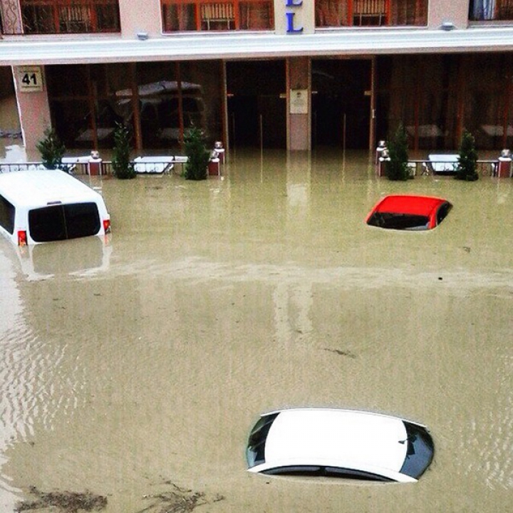 POTOP în Soci! Puhoaiele nu au avut milă de oraş, oameni şi bunurile lor (FOTOREPORT)