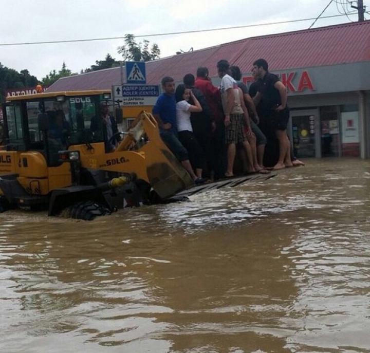 POTOP în Soci! Puhoaiele nu au avut milă de oraş, oameni şi bunurile lor (FOTOREPORT)