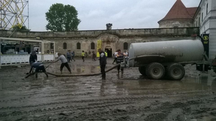 DANSURI prin ploaie şi glod! Cum arată un festival în cele mai oribile zile pentru distracţie (FOTOREPORT)