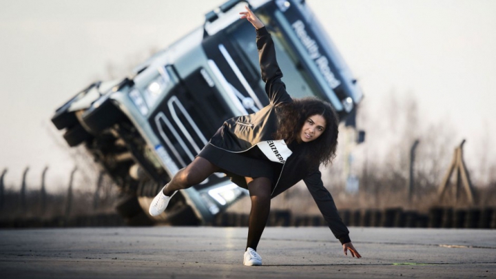 Un camion Volvo FH a fost condus pe două roţi într-un clip video ieşit din comun