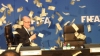 Incident incredibil! Un actor a aruncat cu bani în Sepp Blatter, întrerupându-i discursul (VIDEO)