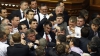 (VIDEO) BĂTAIE în Rada de la Kiev. Ce motiv banal a generat îmbrânceala 