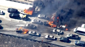 Prăpăd în vestul SUA. Un incendiu a făcut scrum mai multe maşini pe o autostradă