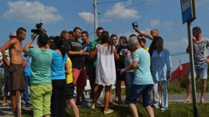 Sodoma şi Gomora, în România! O echipă de jurnaliști, amenințată cu violul de săteni (VIDEO)