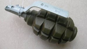 INCREDIBIL! O grenadă fără inel de siguranţă a fost descoperită în faţa unui bloc de locuit