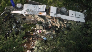 Accident ÎNFIORĂTOR! Un autocar a căzut într-o prăpastie. Cel puțin 15 oameni au murit