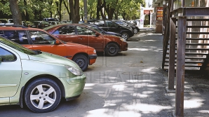 Vei râde cu lacrimi! Parcarea cu spatele, o adevărată provocare pentru o șoferiță (VIDEO)